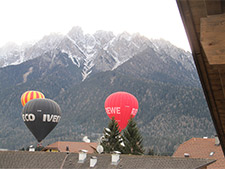 Heißluftballon über den Dächern von Toblach