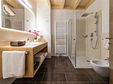 Hotelzimmer in Toblach Badezimmer